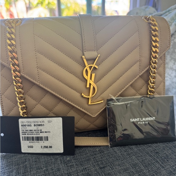 ENVELOPE MEDIUM IN QUILTED GRAIN DE POUDRE EMBOSSED LEATHER
DARK BEIGE - Picture 2 of 10